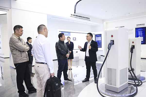 乐鱼在线官网股份副董事长、总裁刘作斌向福船集团副总经理李振均一行介绍公司充电产品.jpg